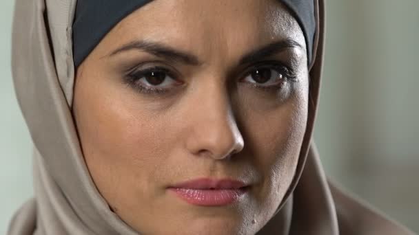 Porträt Einer Aufgebrachten Muslimischen Frau Die Die Kamera Blickt Traurigkeit — Stockvideo