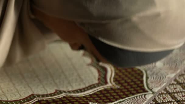 Femme arabe dans le hijab se prosternant sur le tapis de prière, rituel spirituel dans la foi de la mosquée 