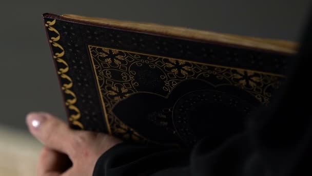Χέρια Της Μουσουλμανική Γυναίκα Κρατώντας Βιβλίο Quran Προσεύχεται Στο Τζαμί — Αρχείο Βίντεο