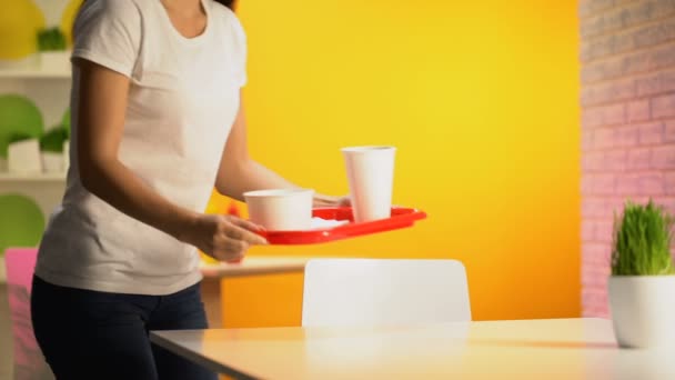 Cliente Femenino Poniendo Bandeja Plástico Mesa Cena Restaurante Comida Rápida — Vídeos de Stock