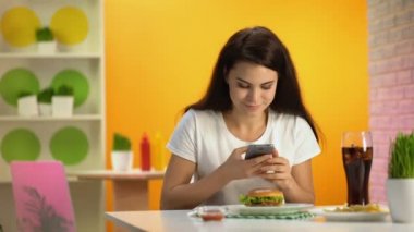 Çok kadın alarak hap fast food restoranda oturan, overeating su ile
