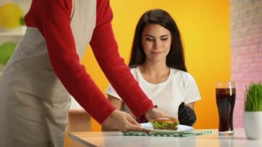 Garson alarak düşük ücretli iş, Meslek, plastik tepsi Cafe tablo silme