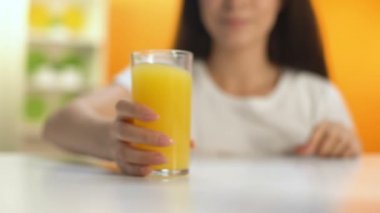 Kadın garson alarak doku ve silme tablo, kullanılan plastik tepsi götürüp