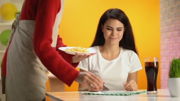 Bastante Sonriente Plato Femenino Con Rosquillas Mano Sabroso Postre Azúcar — Vídeos de Stock