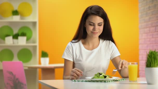 Comer Exceso Mujer Comida Rápida Sintiendo Náuseas Comida Chatarra Rancio — Vídeos de Stock