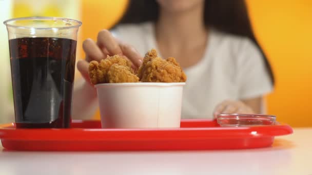 Mujer Morena Tomando Vaso Jugo Naranja Mesa Beber Vitamina — Vídeos de Stock