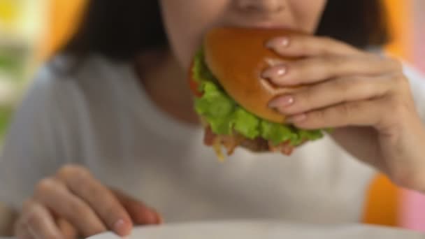 Lachende Dame Gieten Ketchup Mosterd Franse Frietjes Plaat Ongezonde Maaltijd — Stockvideo