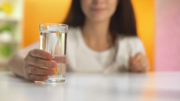 Mujer Comiendo Pollo Frito Bebiendo Agua Soda Aperitivo Poco Saludable — Vídeos de Stock