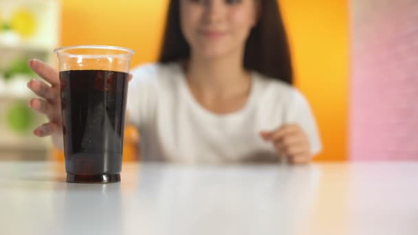 Weibliche Kundin Probiert Softdrink Aus Plastikglas Durch Stroh Erfrischung — Stockvideo