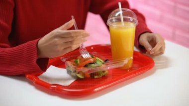 Aç erkek ketçap ve hardal hotdog üzerinde sosis, dökme meyve özü işini