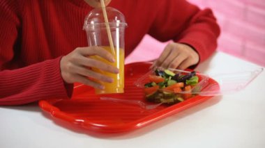 Lezzetli hamburger yeme ve içme soda suyu erkek siyah kauçuk eldiven