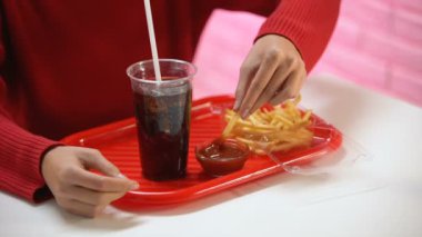 Bayan alkolsüz içecek, abur cubur beslenme, yağ yemek kalori hamburger yemek