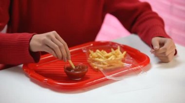 Genç erkek sırlı çörek ile dış görev plaka iterek şeker tatlı yemek reddederek