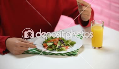 Hamburger, abur cubur kalori, sağlık ile dış görev plaka iterek vejetaryen erkek