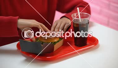 Tatlı kahve içmek, reddederek cafe müşteri dış beyaz Kupası, kafein iterek