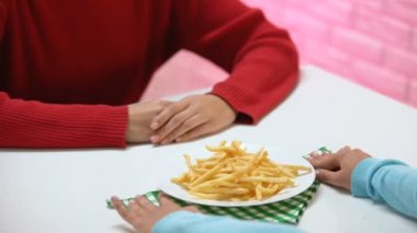 Karton paketten Fransız patates parlak arka planda, yağ alma el