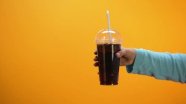 Bayan gösteren dur jest tuzlu yemek reddederek kızarmış tavuk, obezite riski