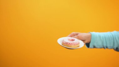 Light bira bardak alarak el, olay kutlama, pub müşteri