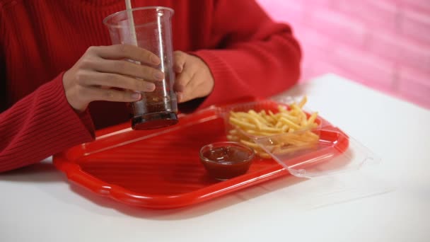 Ung Kvinna Äta Glaserade Choklad Donut Och Dricka Kaffe Söt — Stockvideo