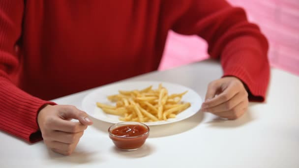 Femme Saine Mordant Pomme Verte Fraîche Refusant Manger Beignet Restauration — Video