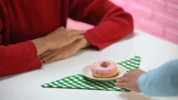 Mujer Empujando Lejos Vaso Leche Intolerancia Lactosa Diario Reacción Alérgica — Vídeos de Stock