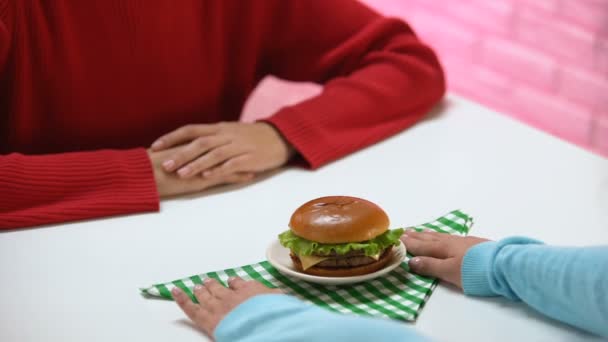 黄色の背景でストップ ジェスチャーを示す女性手フライド ポテトを食べることを拒否 — ストック動画