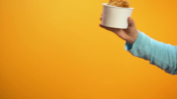 Vrouw Nemen Van Organische Salade Weigeren Vette Hamburger Gezonde Voeding — Stockvideo