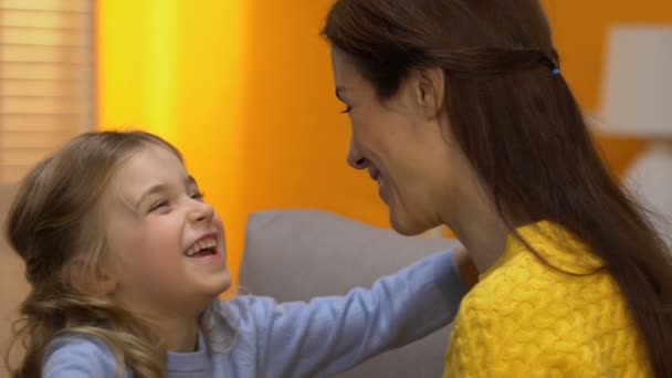 Adorável Rindo Menina Abraçando Feliz Mamãe Relações Familiares Concurso Câmera — Vídeo de Stock