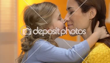 Mutlu anne ve sürtüyor ve gülüyor, eğleniyor birlikte neşeli kız