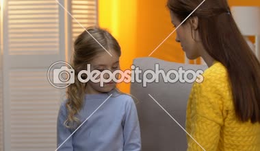Kadın sarılma ve küçük rahatlatıcı evlatlık kız, Aile başına hayatta utangaç
