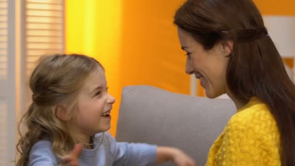 Atraente Sorridente Mãe Abraçando Feliz Filha Ambos Olhando Para Câmera — Vídeo de Stock