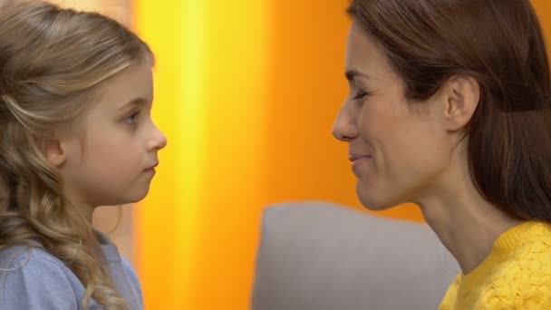 Entzückend Lustige Kleine Mädchen Umarmt Mutter Und Beginnt Nuzzling Glückliche — Stockvideo