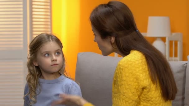 Besorgte Mutter Beschimpft Kleines Unglückliches Mädchen Erziehungsprobleme Aggression — Stockvideo