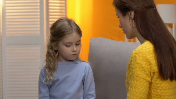 Kobiece Przytulanie Mało Pocieszające Nieśmiała Dziewczyna Przyjęte Życia Rodzinnego Początku — Wideo stockowe