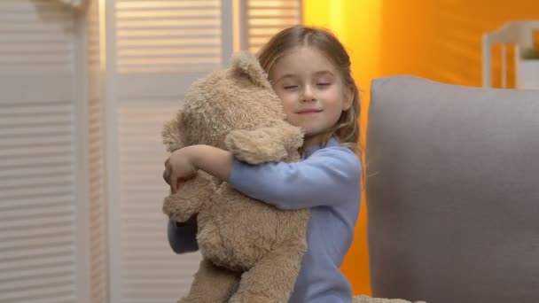 Doce Encaracolado Menina Pré Escolar Abraçando Ursinho Pelúcia Sorrindo Infância — Vídeo de Stock