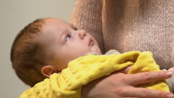 细心的年轻母亲抱着小婴儿 新生的爱和关怀 — 图库视频影像