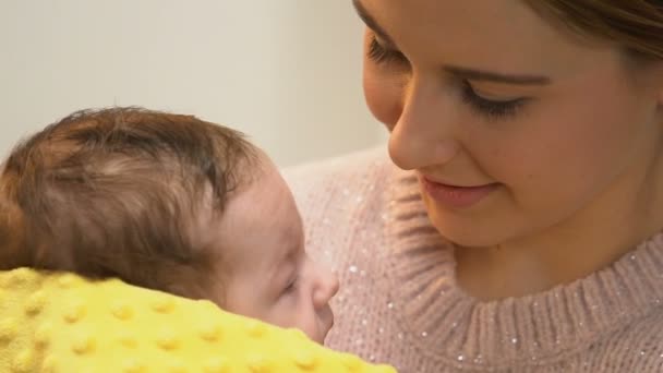 Schöne Dame Hält Entzückendes Neugeborenes Den Armen Und Spricht Mit — Stockvideo