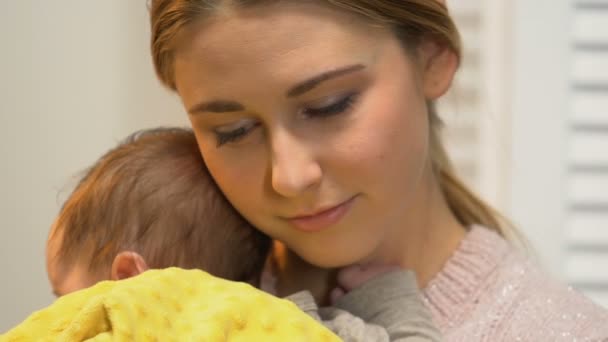 Aantrekkelijke Vrouwelijke Knuffelen Schattig Pasgeboren Baby Liefdevolle Familie Voor Geadopteerde — Stockvideo