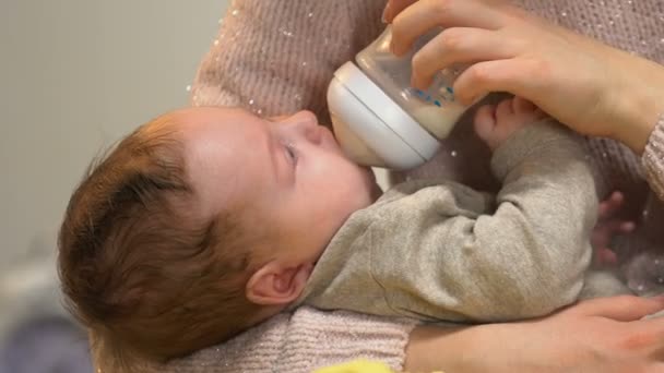 Maman Nourrissant Petit Bébé Mignon Bouteille Tenant Dans Les Bras — Video