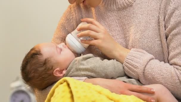 Mãe Alimentando Pequeno Bebê Mamadeira Fórmula Infantil Para Alimentação Artificial — Vídeo de Stock