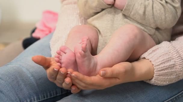 Tierna Madre Sosteniendo Lindo Bebé Regazo Palmaditas Pies Bebé Amor — Vídeos de Stock