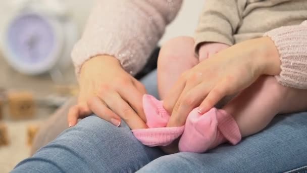 Moeder Zetten Kleine Schattige Baby Meisje Roze Sokken Natuurlijke Materialen — Stockvideo