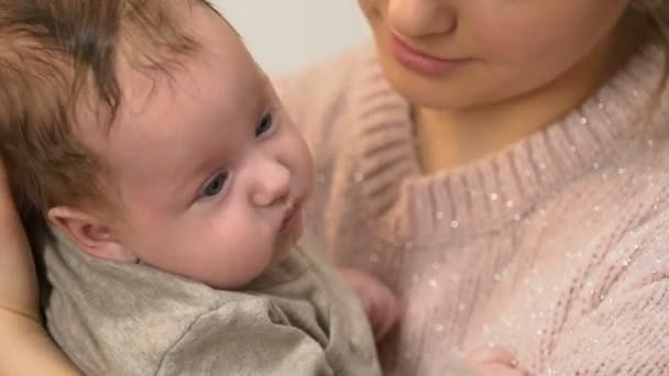 Atencioso Senhora Babá Segurando Pouco Bonito Bebê Braços Falando Com — Vídeo de Stock