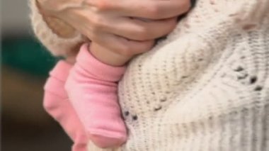 Genç anne holding minik bebek, yöntem erken teslim edilen çocuk taşıma kanguru