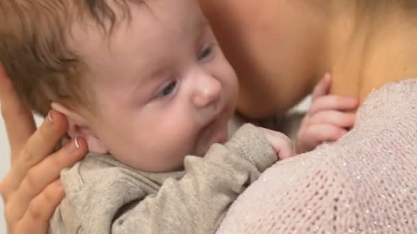 Mooie Jonge Dame Zingen Kleine Baby Slapen Bedrijf Zorgvuldig Armen — Stockvideo