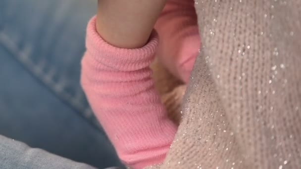 Madre Che Tiene Adorabile Neonata Calzini Rosa Abbigliamento Naturale Bambini — Video Stock