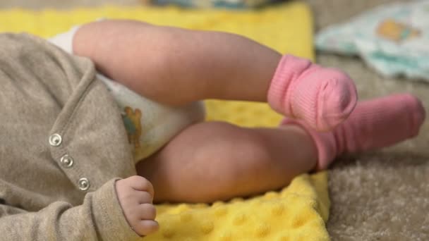 Niña Adorable Minúscula Acostada Una Sábana Mientras Madre Está Ocupada — Vídeo de stock
