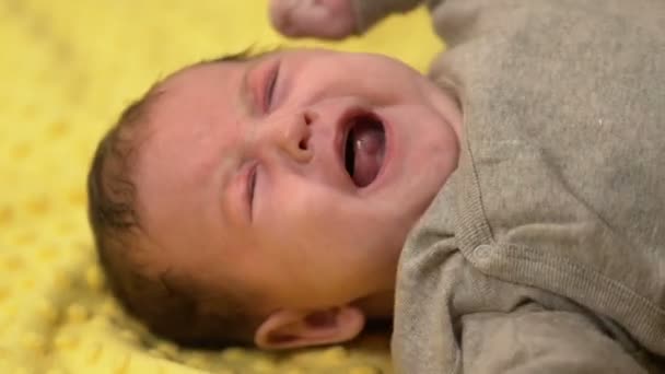 微小的婴儿躺着哭着忍受着疼痛的绞痛 牙齿的出现 — 图库视频影像