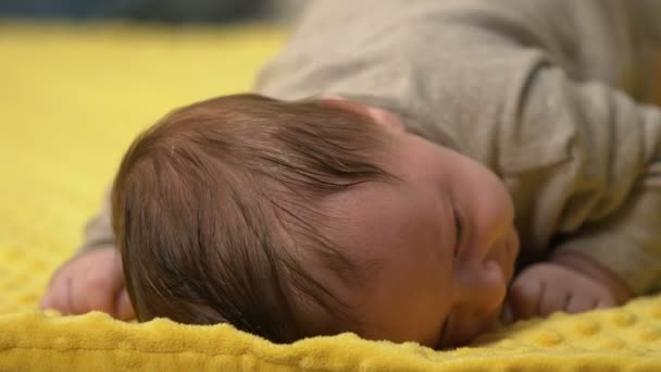 Schattig Pasgeboren Baby Liggend Buik Proberen Kruipen Pasgeboren Ontwikkeling — Stockvideo