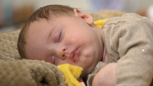 Niño Extremadamente Adorable Que Duerme Pacíficamente Niño Sano Tés Calmantes — Vídeos de Stock